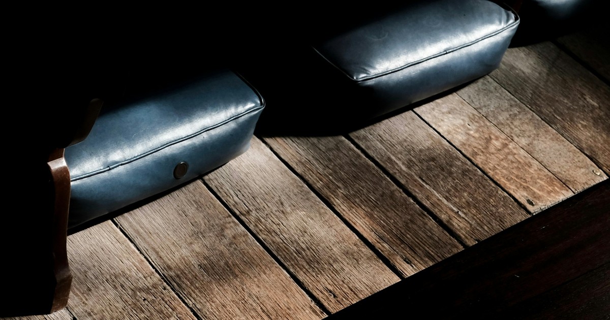 La madera bajo tus pies: cómo elegir el suelo de una casa serena